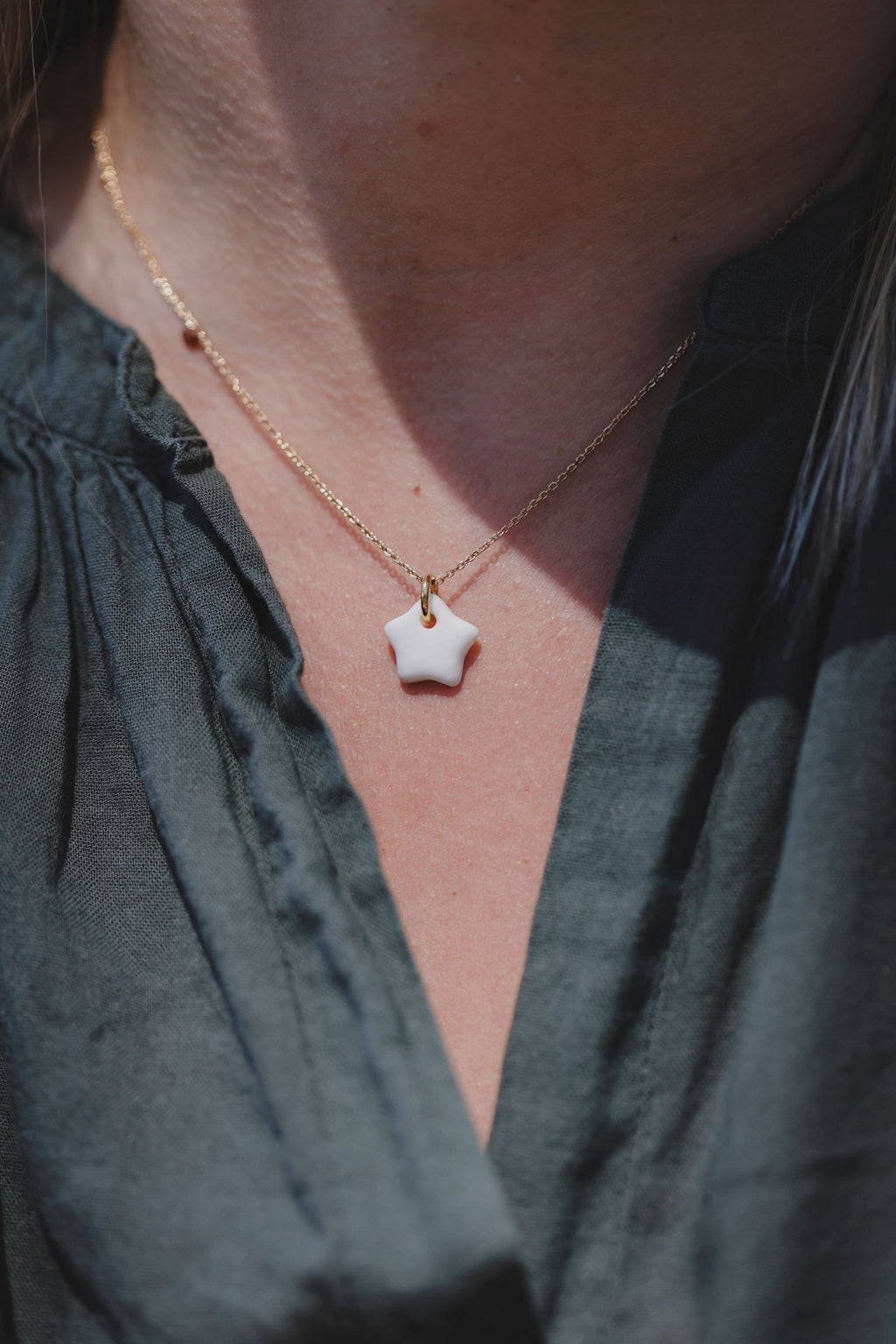 Collier Plaqué Or et Céramique Blanche